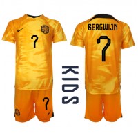 Nederländerna Steven Bergwijn #7 Replika babykläder Hemmaställ Barn VM 2022 Kortärmad (+ korta byxor)